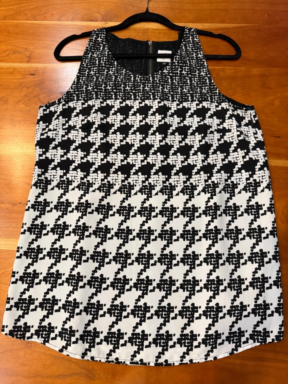 CABi BLACK & WHITE LINED HOUNDS-TOOTH MEDIUM SLEEVELESS TOP